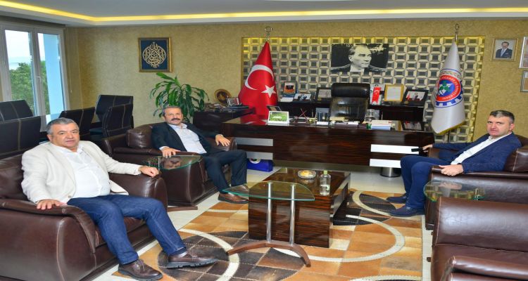 Başkanımız Mustafa Uslu, Akkuş Belediye Başkanı İsa Demirci, Ticaret Odası Başkanı İrfan Akar biraraya gelerek istişarede bulundular.