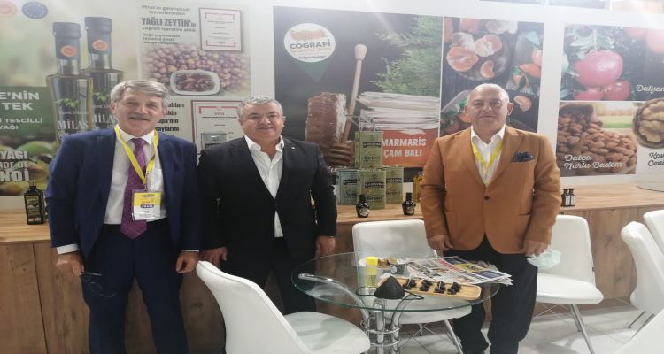 Başkanımız Mustafa Uslu Marmaris Ticaret ve Sanayi Odası nın standını ziyaret ederek Genel Sekreteri Taşkın Baykara ya çalışmalarında kolaylıklar diledi.