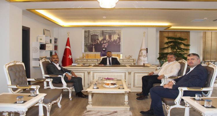 Başkanımız Mustafa Uslu, Ticaret Odası Başkanı İrfan Akar ve Ziraat Odası Başkanı Osman Sarıkahraman Ünye Müftüsü Hüseyin Okuş'u ziyaret ettiler.
