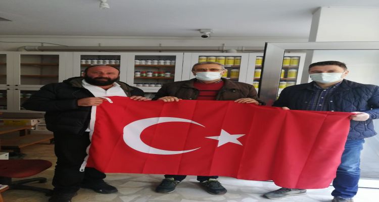 Cumhuriyet Bayramı coşkusunun daha güzel yaşanması için borsamız tarafından üyelerimize işyerlerine asılmak üzere Meclis Başkanı Erhan Aydın ve Meclis üyemiz Yüksel Taş tarafından Türk Bayrağımız dağıtıldı