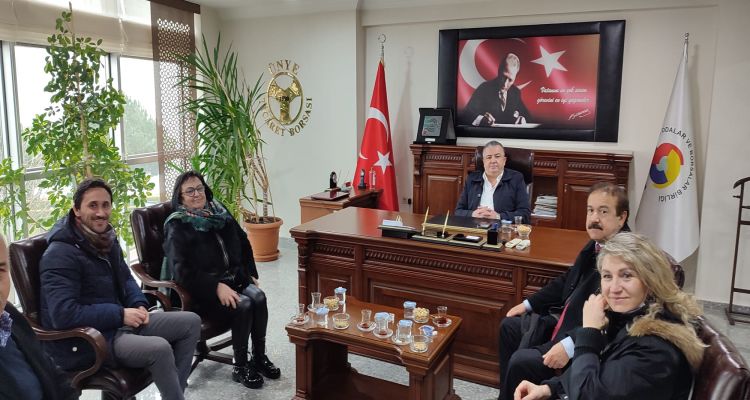 İlçe başkanı Feryal Çuhacı, Eski belediye başkanı Ahmet Arpacıoğlu ve beraberindeki heyet Borsamızı ziyaret etti.